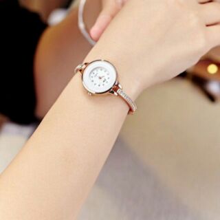 Đồng hồ lắc nữ hot xoan tren day sang trong xinh xắn ..........