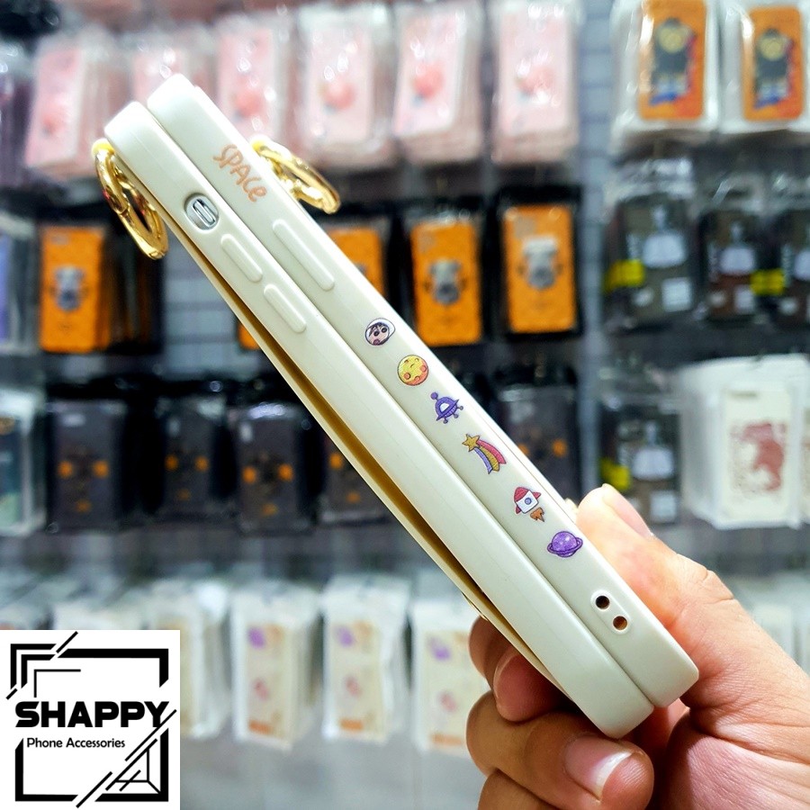 Ốp Lưng IPhone Shin Du Hành Kèm Đeo Tay Viền Vuông Các Dòng 7Plus/8Plus/X/XS/XsMax/11/11ProMax/12ProMax [Shappy Shop]