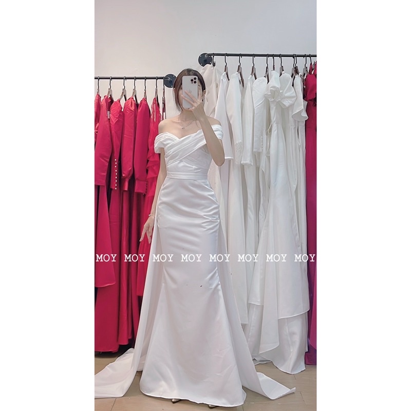 Váy bệt vai xếp ly body đuôi cá đan lưng kèm vạt - Váy cưới, đầm cưới thiết kế đi bàn đơn giản, nhẹ nhàng, sang trọng.