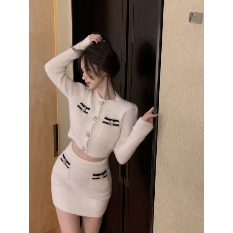 Bộ đồ gồm áo khoác cardigan dệt kim dài tay phối chân váy ôm hông thời trang mùa thu 2021