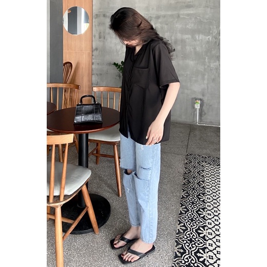 Áo sơ mi tay ngắn có 1 túi màu đen