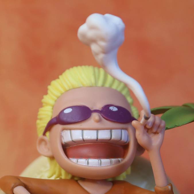 Đồ trang trí Nhân Vật Donquixote Doflamingo Trong One Piece Độc Đáo Trang Trí Nhà Cửa