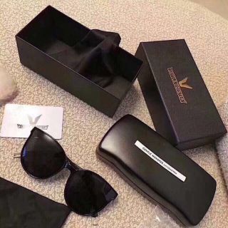 Kính v gentel monster