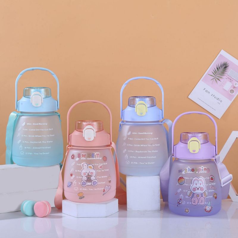 Bình nước nhựa 1200ml kèm quai đeo + 25 hình dán