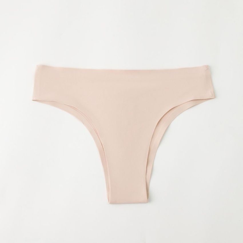 Quần lọt khe nữ đúc su không đường may được thiết kế với phong cách sexy giúp bạn gợi cảm hơn và tự tin hơn L957