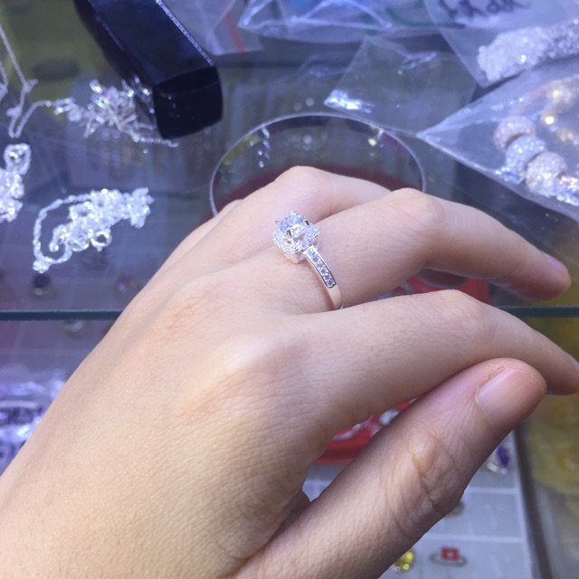 Nhẫn đính đá cao cấp nhân tạo