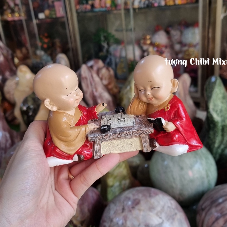 Tượng 02 chú tiểu áo nâu khoác cà sa chơi đánh cờ