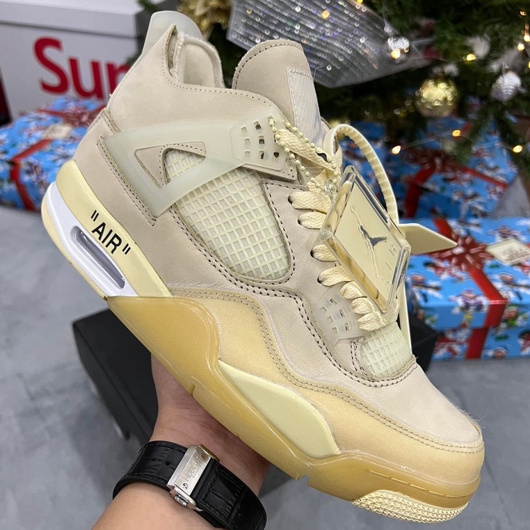 Giày Jordan 4 Retro Off-White Sail màu kem.