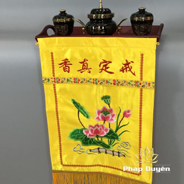 Cờ Giới Định Chân Hương Mầu Vàng Thêu Hoa Sen 36x60cm