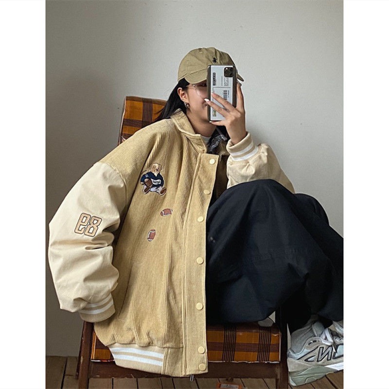 ÁO KHOÁC BOMBER THỂ THAO THÊU HÌNH GẤU MÀU NÂU BE UNISEX THỜI TRANG NAM NỮ