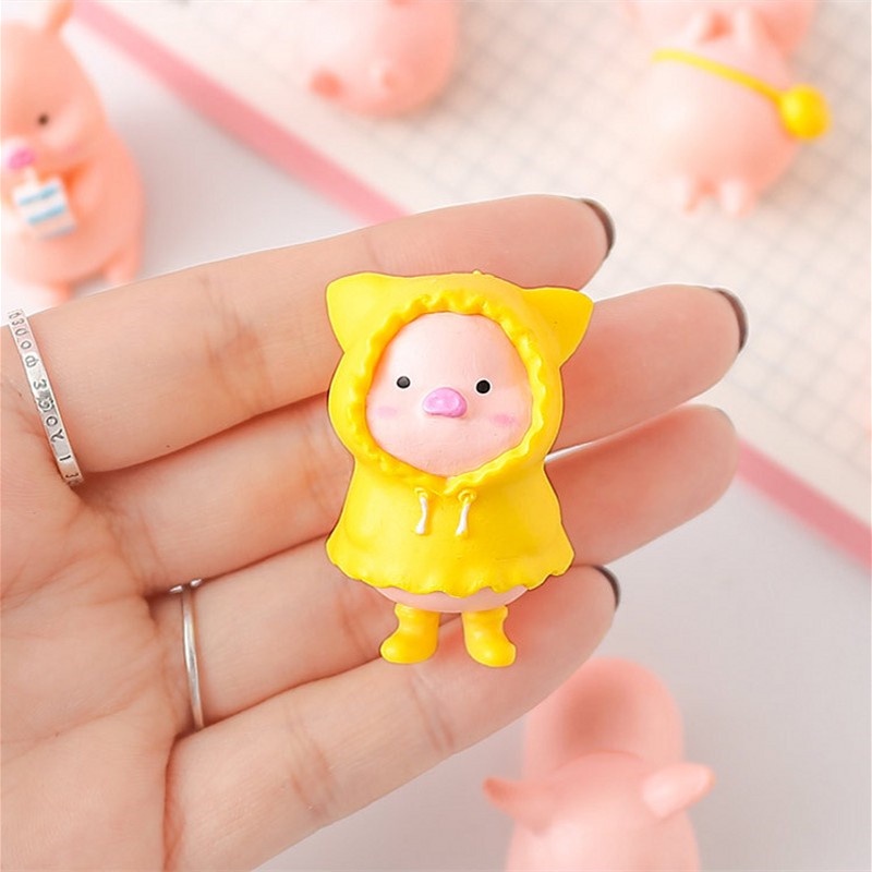 Chú heo mặc áo mưa mini màu vàng dùng trang trí máy tính