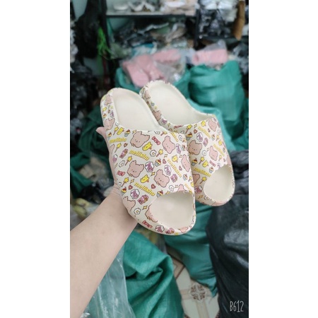 Dép quai ngang bánh mỳ in hình HÌNH GẤU VÀ NGÔI SAO xinh xắn- 1 màu kem | BigBuy360 - bigbuy360.vn