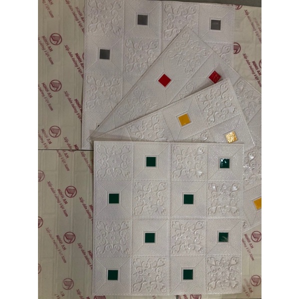 Xốp dán tường 3D Hoa văn tim có tem màu kèm theo 70x70cm