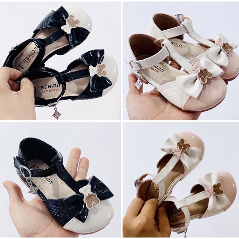Giày sandal đế bệt đính nơ cho bé gái - dép quai hậu bít mũi da PU bóng mềm có gấu đính đá lấp lánh đế dẻo êm chân 8007
