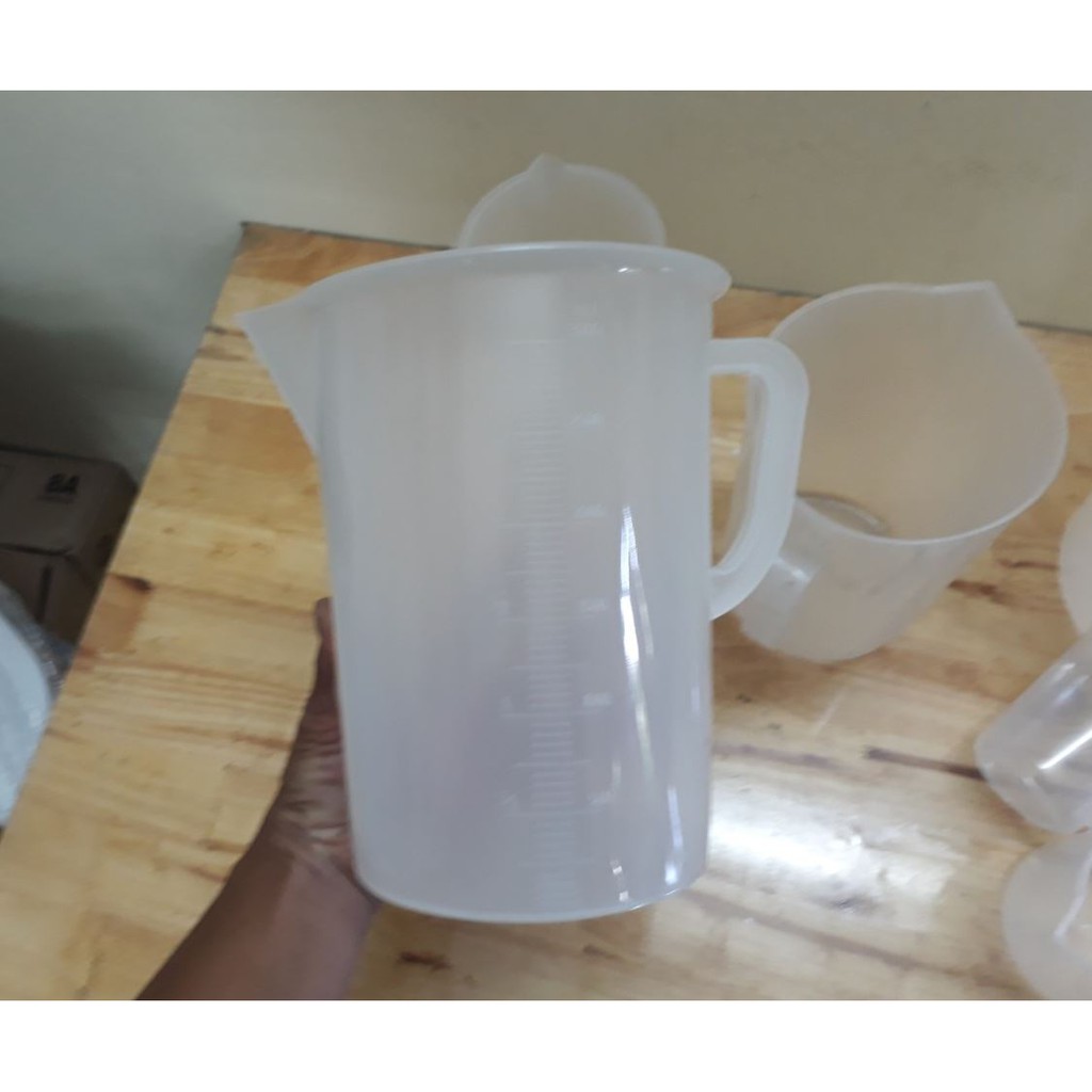 Ca nhựa chia vạch trắng  có quai 1000ml