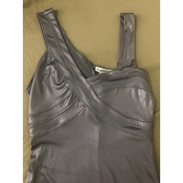 Đầm body lệch vai metalic, chất co giãn nhẹ. Party vibe