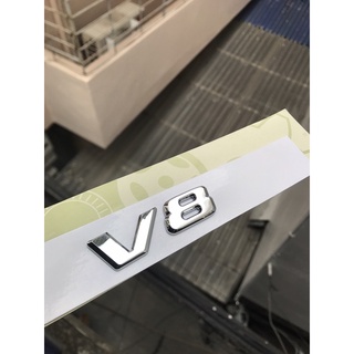 V8 bạc , chữ v8