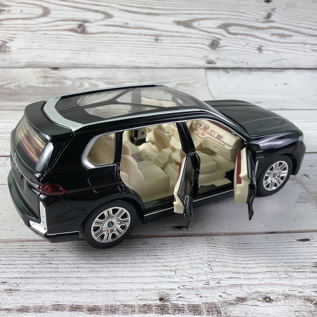Mô hình xe ô tô BMW X7 tỉ lệ 1:24 hãng Chezhi chất liệu hợp kim, thiết kế tinh xảo. Món quà cực đẹp để trưng bày