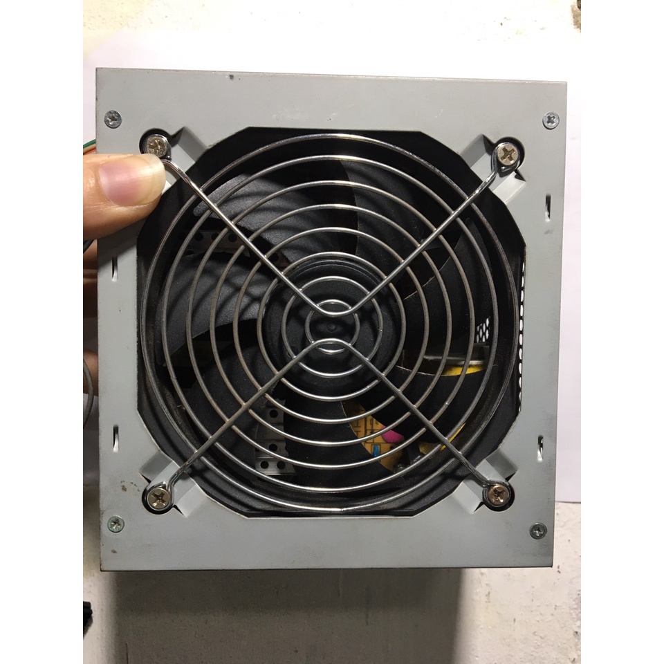 Nnguồn máy tính thường bóc cây fan 8cm và fan 12cm cũ còn dùng tốt.