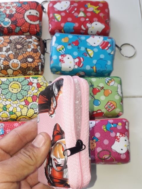 Một cái ví_bóp da Pu mini đa năng có dây kéo kích thước 10x6x3 cm rất đẹp