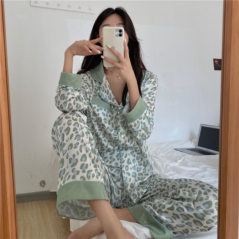 Bộ Đồ Ngủ Lụa Tay Dài In Họa Tiết Da Báo Quyến Rũ Chất Lượng Cao Cho Nữ
