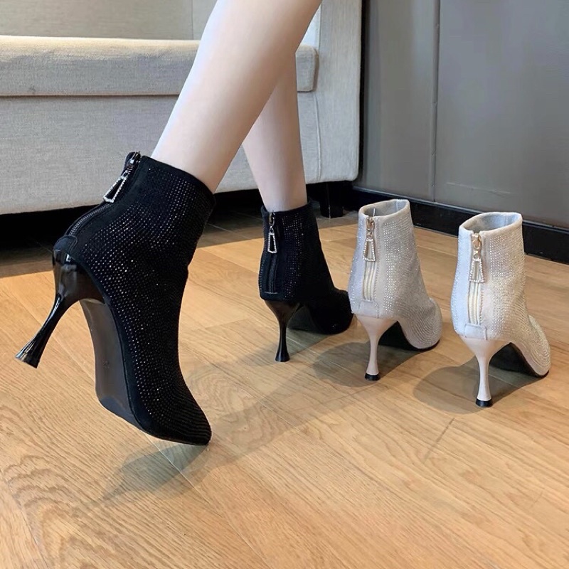 Boots nữ mũi nhọn cổ ngắn đính cườm gót cao 8cm