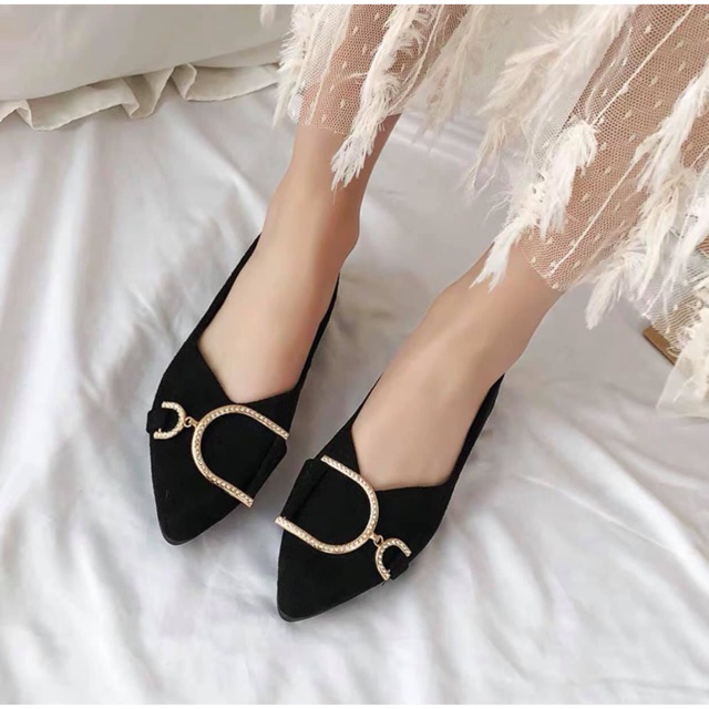 Giầy bệt móc khoá cập bến