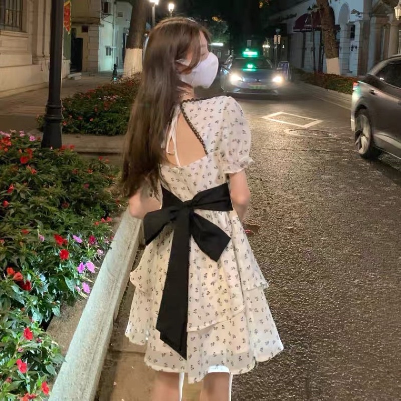 Đầm Hoa Tay Phồng Cổ Vuông Thời Trang Xinh Xắn Cho Nữ