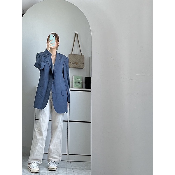 Blazer xanh có đệm vai đứng form thời trang sang trọng và lịch lãm.