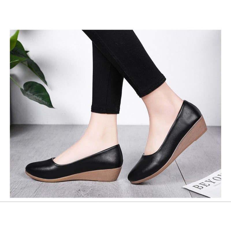 Giày bít nữ da mềm đế xuồng cao 3cm đen nâu kem