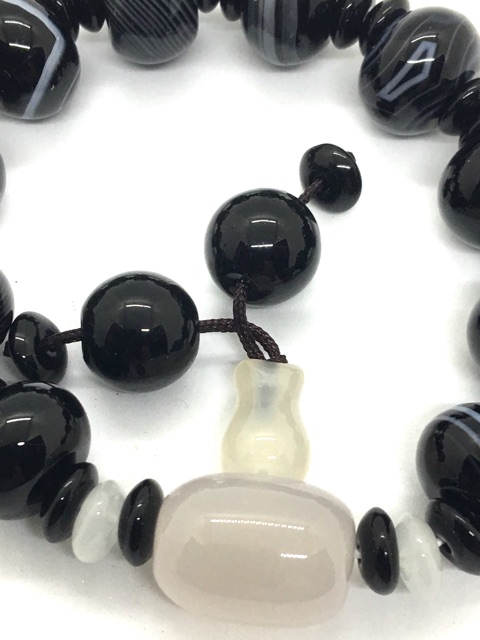 Vòng tay vân đen hình tròn