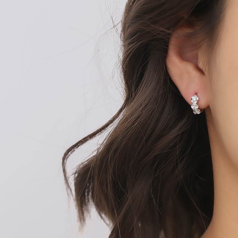 Đôi bông tai mạ bạc 925 hình tròn đính đá zircon đơn giản