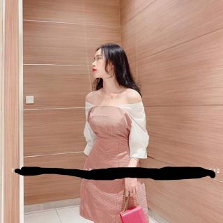 Váy trễ vai, chất thô hồng có dây buộc eo