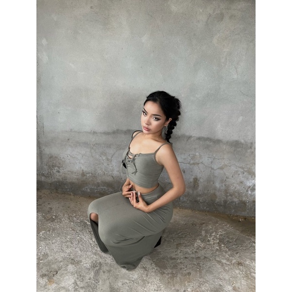 Chân váy dài Lisa Skirt lưng bo thun dáng dài xẻ tà giữa cách điệu