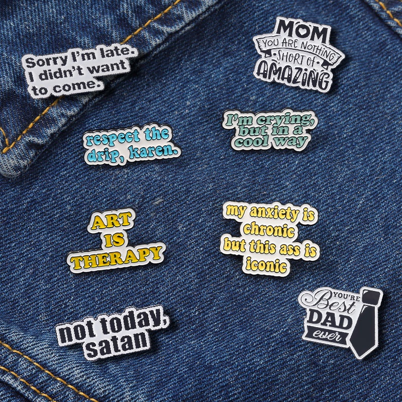 Huy Hiệu Cài Áo Kim Loại Hoạt Hình Mom and Dad