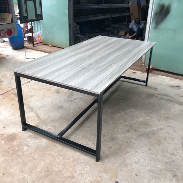 Bàn họp chân sắt