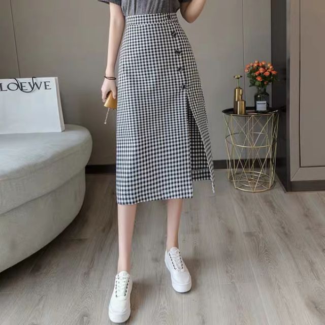 Chân A caro dài xẻ trước đính cúc C037