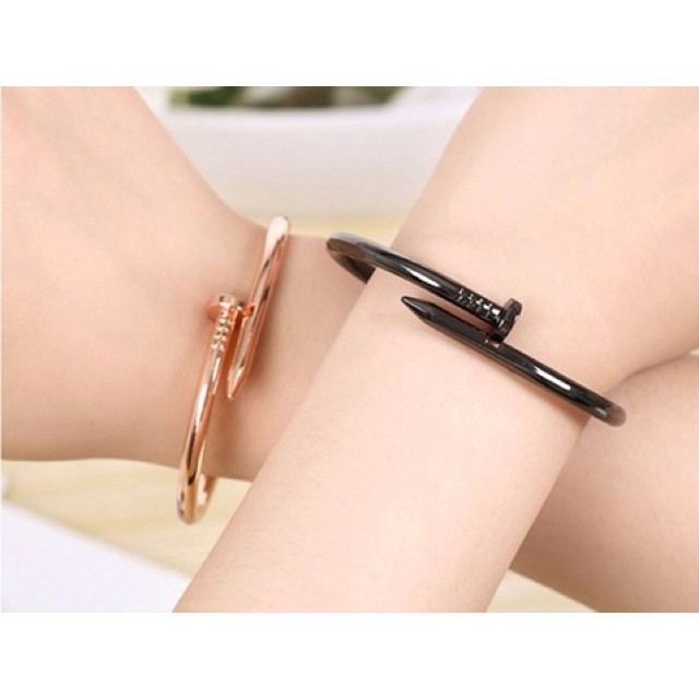 Vòng tay dạng đinh mạnh mẽ phong cách