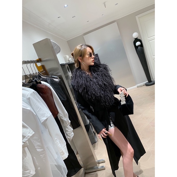 Áo vest choàng dài qua gối kèm cổ lông vũ đen sang trọng thời trang quảng châu cao cấp | BigBuy360 - bigbuy360.vn