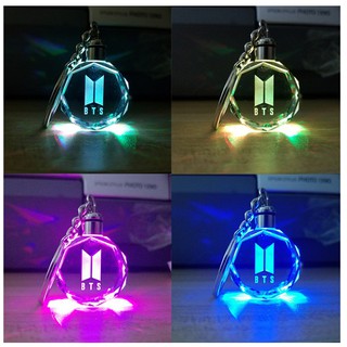 Móc khóa in logo BTS phát sáng