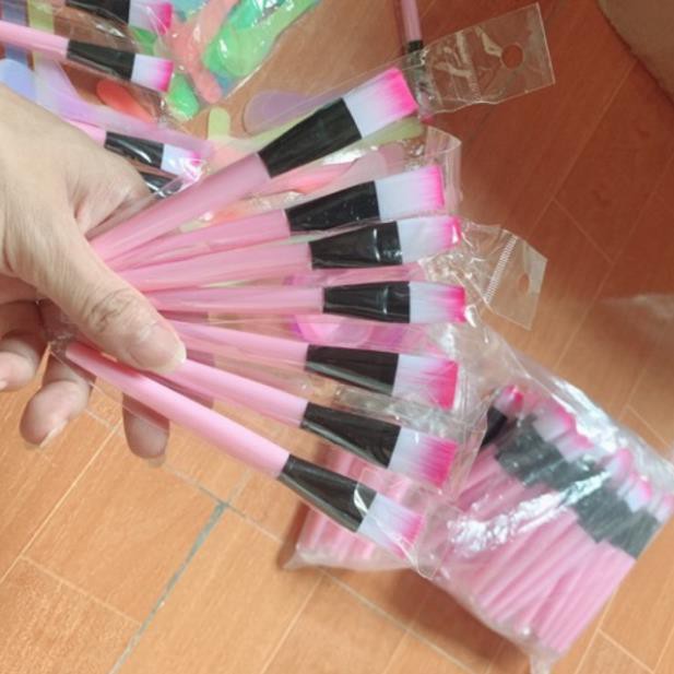 Cọ cán nhựa dùng đắp mặt nạ spa và cá nhân