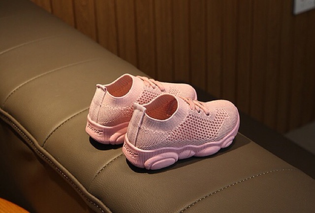 Giày thể thao đế gấu