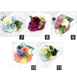 Hoa cưới cầm tay cô dâu