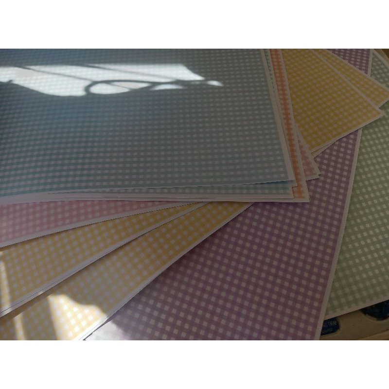 Giấy in hoạ tiết caro, dùng bao vở, gói quà.  ib shop nếu muốn thiết kế theo yêu cầu!