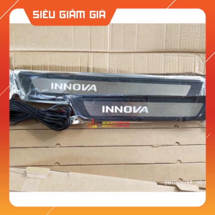 Ốp Bậc Chân Ngoài Xe Toyota INNOVA 2016-2019, chất liệu NHỰA CÓ ĐÈN HÀNG CAO CẤP