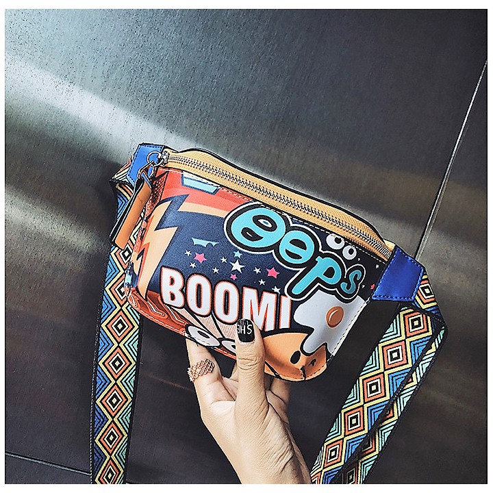 TÚI ĐEO CHÉO HOẠT HÌNH - TÚI ĐEO CHÉO NỮ DÂY CHỮ BẢN TO SIÊU TEEN 2412-THN2101 | BigBuy360 - bigbuy360.vn