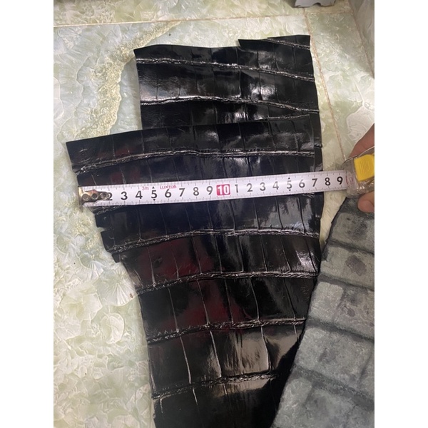 Da cá sấu đen bóng