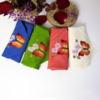 Khăn tay nữ tơ tằm thêu tay bướm hoa truyền thống kích thước 35x35 cm.
