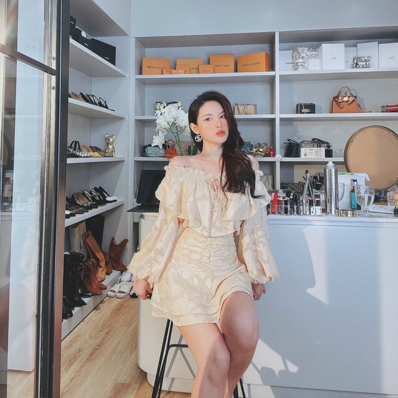 Set áo hoa nổi trễ vai với chân váy nude đuôi cá