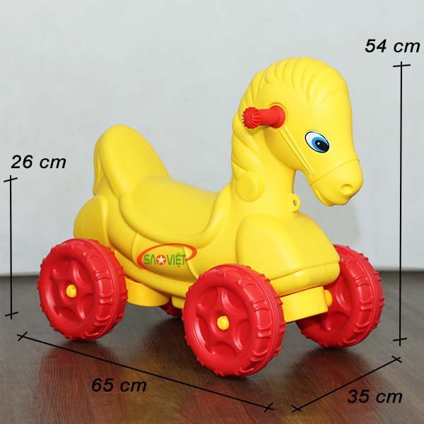 Bé ngồi xe con ngựa